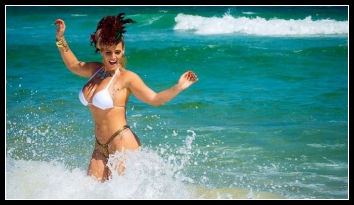 ladies_brazilian_beaches_24
