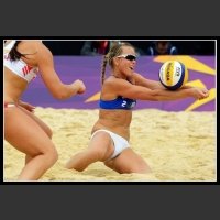 Dziewczyny grające w siatkówkę plażową...