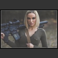 Uzbrojona i piękna Kimberly Matte...